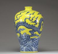 Chine – Vase de forme Meiping à décor de dragon impérial bleu sur fond jaune