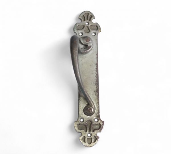 Victor Horta (1861–1947) Poignée de tirage – Bronze argenté Modèle identique à celui de l’entrée des magasins Wolfers Frères, Bruxelles Marquage du ferronnier à l’arrière : « WL 2219 »  Rare et précieux exemple de poignée de tirage Art nouveau en bronze argenté, attribuable à Victor Horta, directement associée à l’un de ses chefs-d’œuvre tardifs : les magasins Wolfers Frères à Bruxelles, inaugurés