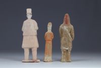 Chine - statues de personnages en terre cuite polychrome, d' époque Tang (618-907).