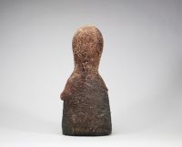 Yves Rhayé (1936–1995), Couple en céramique, signé et numéroté 13/30 Rare sculpture en céramique émaillée représentant un couple stylisé, œuvre emblématique de l’artiste belge Yves Rhayé, connu pour son univers singulier et organique. Les formes anthropomorphes aux volumes généreux et aux textures brutes évoquent l’art primitif revisité par la modernité. Chaque figure est signée et numérotée 13/30