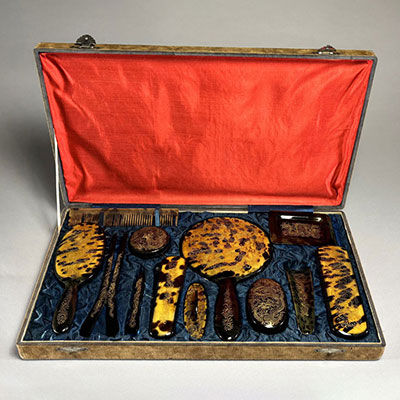 Chine - Coffret de toilette à motif de dragon, vers 1930.