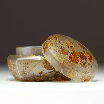 DAUM Nancy - Box in frosted acid-etched glass decorated with a murier tree, signed.