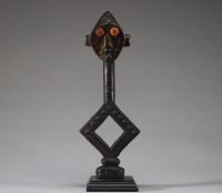 Afrique - Figure de reliquaire Mbumba Kota Sango, en bois sculpté, cuivre et clous de tapissier, Gabon, début XXème ou antérieure.