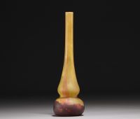 DAUM Nancy - Vase soliflore dans des tons de jaune et de violet, signé.