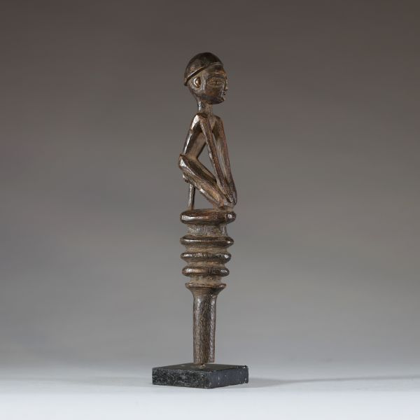 Afrique RDC - Sceptre Pende figuratif en bois sculpté, première moitié XXème.