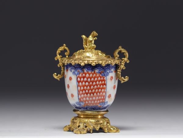 Tirelire en porcelaine de chine avec monture en bronze doré surmonté d'un écureuil du XVIIIe siècle