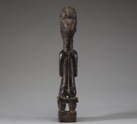 Afrique - Statue d’ancêtre Baoulé en bois sculpté, belle patine sombre, Côte d’Ivoire.