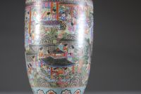 Chine rare vase en porcelaine de canton du xixe siècle, finement orné d’un décor de personnages et de scènes de palais, représentant probablement l'une des meilleures qualités de porcelaine de canton