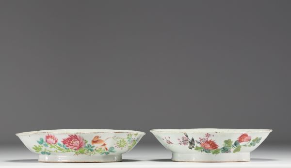 China - A pair of polychrome porcelain dishes decorated with birds, peonies and a calligraphic poem.