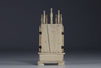 Retable polyptique avec la Vierge Marie et l'enfant Jésus, fin XIXe siècle.