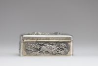Chine - Boite argent massif repoussé et ciselé à décore de Phénix et de Dragon.