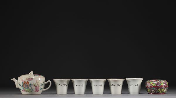 Chine - Ensemble composé de différentes pièces en porcelaines de la famille rose, début XXe siècle.