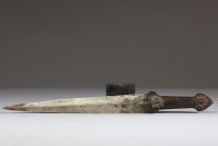 Ensemble de deux dagues Kindjal Perses Ottomanes en acier serti et manche en bois. 
