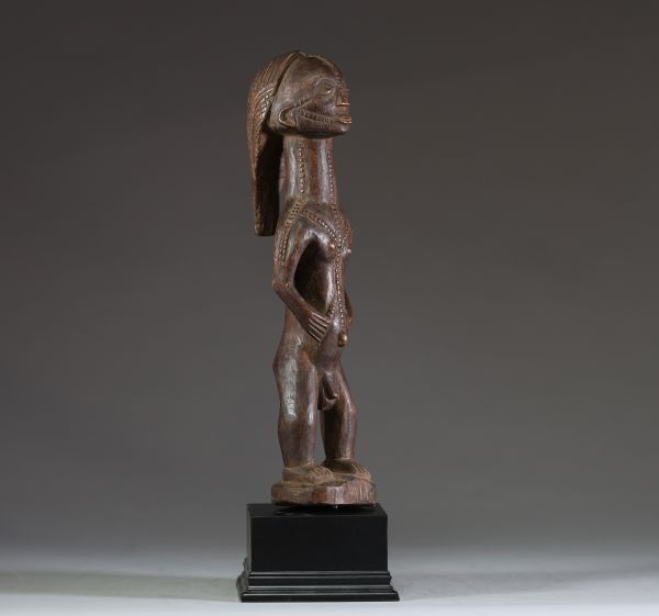 Afrique RDC - Statuette Tabwa en bois finement sculpté, Congo RDC, sur socle.