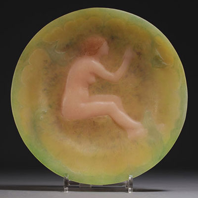 Amalric WALTER (1870-1959) Plat en pâte de verre à décor de femme nue, signature dans le décor.