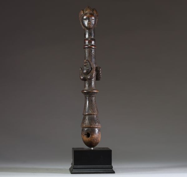 Afrique - Manche d’herminette Dan en bois sculpté, Côte d’Ivoire, début XXème, sur socle.