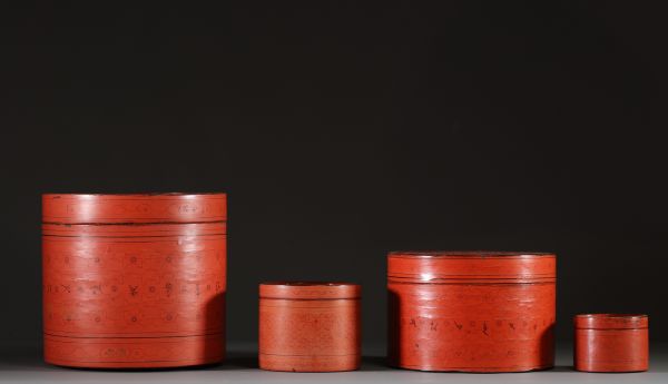 Birmanie - Ensemble de quatre boîtes à bétel en bois de bambou tressé et laqué à décor floral, XXème.