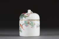 Chine - Boîte couverte en porcelaine polychrome à décor d'oiseau sur une branche, signature de l'artiste.
