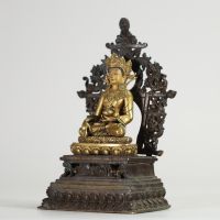 CHINE, FIN XIXe – DÉBUT XXe SIÈCLE Figure d’Amitāyus Bronze doré, fond de trône en bronze patiné.