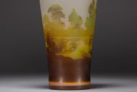 Émile GALLÉ (1846-1904) - Vase en verre multicouche à décor d'arbres et étang, signé dans le décor.