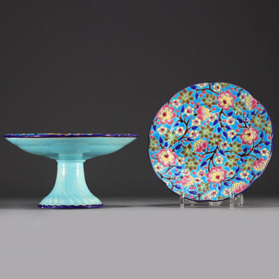 Longwy - Ensemble composé d'une coupe à fruits et d'une assiette en faïence et émaux sur fond bleu azur. XXème.