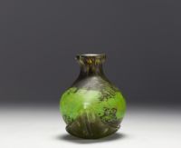 DAUM Nancy - Vase en verre vert marmoréen à application, signé.