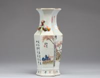 Chine - Vase en porcelaine polychrome Qianjiang cai à décor d'une courtisane et de poème, anses en forme de grenade, XIX-XXème.