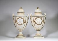 Paire de vases couverts en biscuit à décor d’angelots, XIXᵉ siècle
