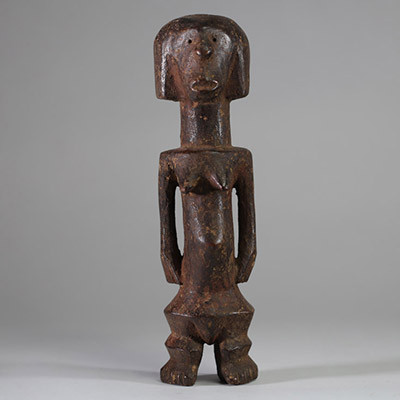 Statuette Zandé « Yanda » ( société mani) , RD Congo. Bois. De forme élancée mais sur des jambes courtes et trapues, les pieds bien définis. Le ventre est légèrement gonflé au niveau de l’ombilic, ce qui est une caractéristique courante de l’art Zandé. Les bras le long du corps. Belle patine usée par l’usage. H : 28,5 cm.  Collecté sur site par A.S., St Idesbald, début des années 1950