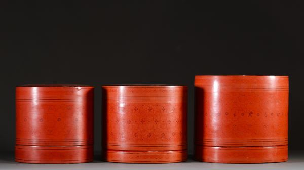 Birmanie - Ensemble de trois grandes boîtes à bétel en bois de bambou tressé et laqué à décor floral, XXème.