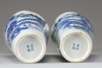 Chine – Paire de vases en porcelaine bleu blanc à décor de paysages, marque Kangxi