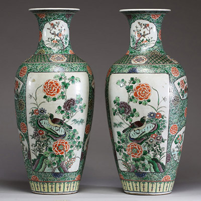 Chine - Paire de vases en porcelaine polychrome famille verte à décor d'oiseaux en cartouches sur un fond fleuri, XIXème.  Belle paire de vases de forme balustre en porcelaine émaillée famille verte,