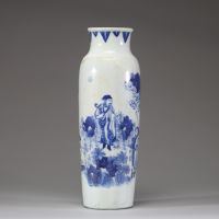 Chine, époque Transition – Vase cylindrique en porcelaine bleu blanc à décor de guerriers et personnages dans un paysage animé