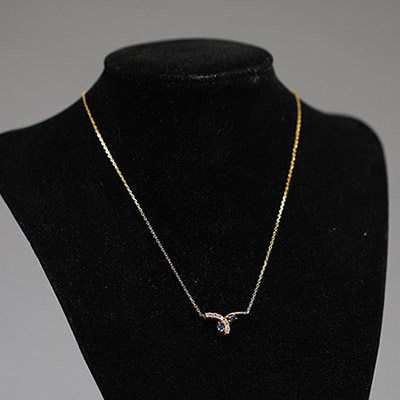 Collier en or jaune 18ct serti de zircons et de deux pierres bleues, 2,6gr.