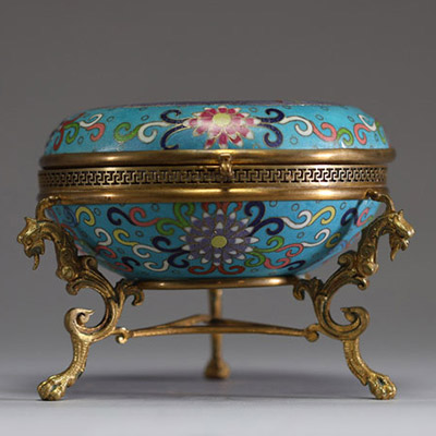 Japon - Boite couverte en porcelaine polychrome imitant le bronze cloisonné à décor floral et d'oiseaux de Paradis, monture en bronze doré.