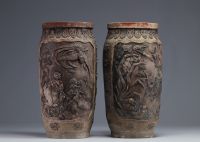 Japon - Paire de vases en grés à décor de personnages et d'animaux, époque Meiji.