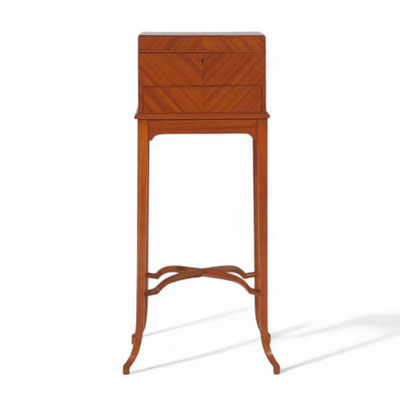 Philippe WOLFERS (1858-1929) Petit meuble en marqueterie enfermant un nécessaire de toilette.