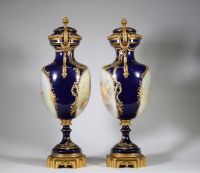 Manufacture nationale de Sèvres – Paire de grandes cassolettes couvertes, XIXᵉ siècle Porcelaine émaillée à fond bleu Royal, décor polychrome et or, monture en bronze ciselé et doré.  Exceptionnelle p