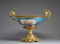 Sèvres - Grande coupe en porcelaine à décor floral peint, dorures et scène galante sur fond bleu céleste, monture bronze doré, XIXème.