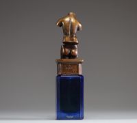 Flacon de parfum « Space Venus » Les Beaux Arts, surmonté d'une sculpture en bronze d'un torse féminin, 1996.