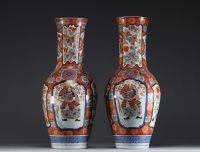 Japon - Paire de vases Imari à décor de fleurs et de guerriers Samouraï, fin XIXème.