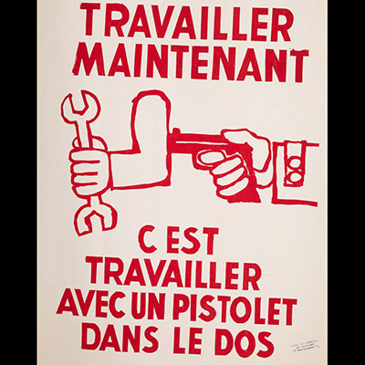 Mai 68 – TRAVAILLER MAINTENANT, C’EST TRAVAILLER AVEC UN PISTOLET DANS LE DOS. Affiche originale réalisée en sérigraphie couleur rouge. Cachet École Nle Supérieure des Beaux-Arts, toute sa marge non coupée, traces de plis. Sujet intact. Non entoilée  56X45,2 cm