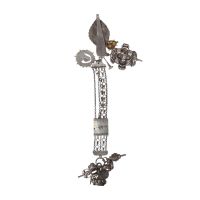 Chatelaine en argent, Pays-Bas, XIXᵉ siècle Chatelaine en argent composée de plusieurs éléments richement décorés, réunis par une double chaîne à maillons ciselés. L’ensemble est orné de médaillons à motifs en bas-relief, de pendentifs fonctionnels (grelots, sifflet, étui, petite théière ou vinaigrier...), et d’un fermoir principal gravé de scènes figuratives.  Le poinçon au lion marchant n°2, vis
