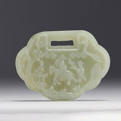 Chine - Pendentif en jade à décor de personnages et calligraphie.