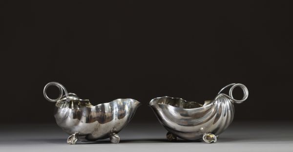 Paire de saucières en argent massif en forme de coquillage surmonté d'un serpent formant la anse, poinçons Prince évêque, Liège, 1744.