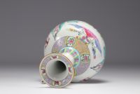 China - Kendi bottle in Famille Rose porcelain, Qing dynasty, 18th century.
