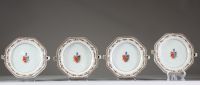 Chine, Compagnie des Indes – Plat à viande et quatre assiettes creuses chauffantes à décor d’armoiries, époque Qianlong (1736–1795) Rare ensemble en porcelaine de commande, à décor armorié polychrome 