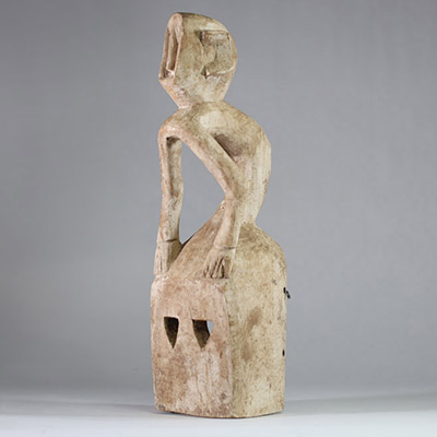 Masque Dogon représentant le singe blanc « Dege ya bana », falaise de Bandiagara, Mali. Bois . Figure simiesque emblématique des rituels funéraires « Dama ». Bois kaolinisé ancien, magnifique patine d’usage, style expressif et dynamique. Pièce tribale d’une grande force plastique. H : ?  1ère moitié XXème s. Ancienne collection anversoise ( Belgique) .
