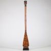 Sceptre ou bâton de commandement Tchokwe, République Démocratique du Congo La prise est ornée d’un motif janiforme (dit Janus), figurant deux têtes opposées finement sculptées, arborant des coiffures et scarifications typiques. L’extrémité en forme de palette, ponctuée de pastilles noires