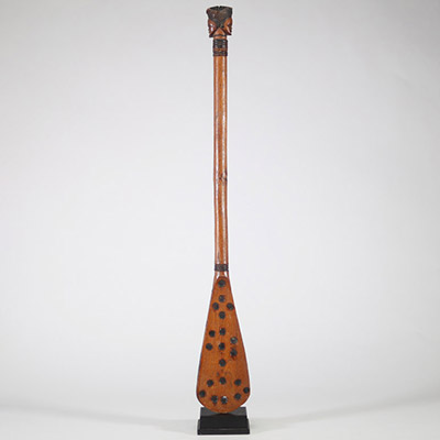 Sceptre ou bâton de commandement Tchokwe, République Démocratique du Congo La prise est ornée d’un motif janiforme (dit Janus), figurant deux têtes opposées finement sculptées, arborant des coiffures et scarifications typiques. L’extrémité en forme de palette, ponctuée de pastilles noires